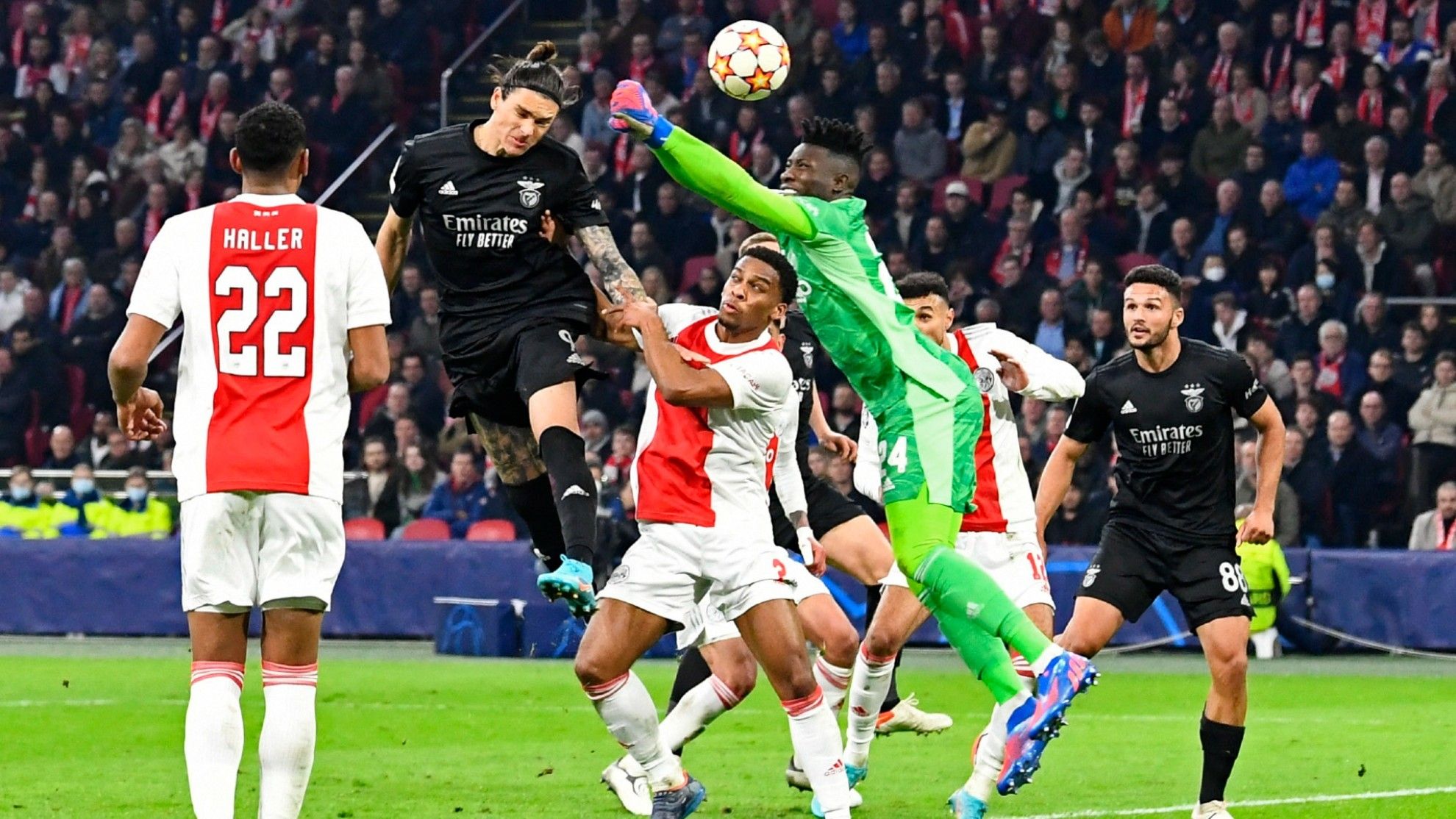 Ajax 0-1 Benfica: en el momento justo, los lisboetas cortaron una racha de 7 encuentros sin vencer a los neerlandeses. Fuente: (@UEFA).