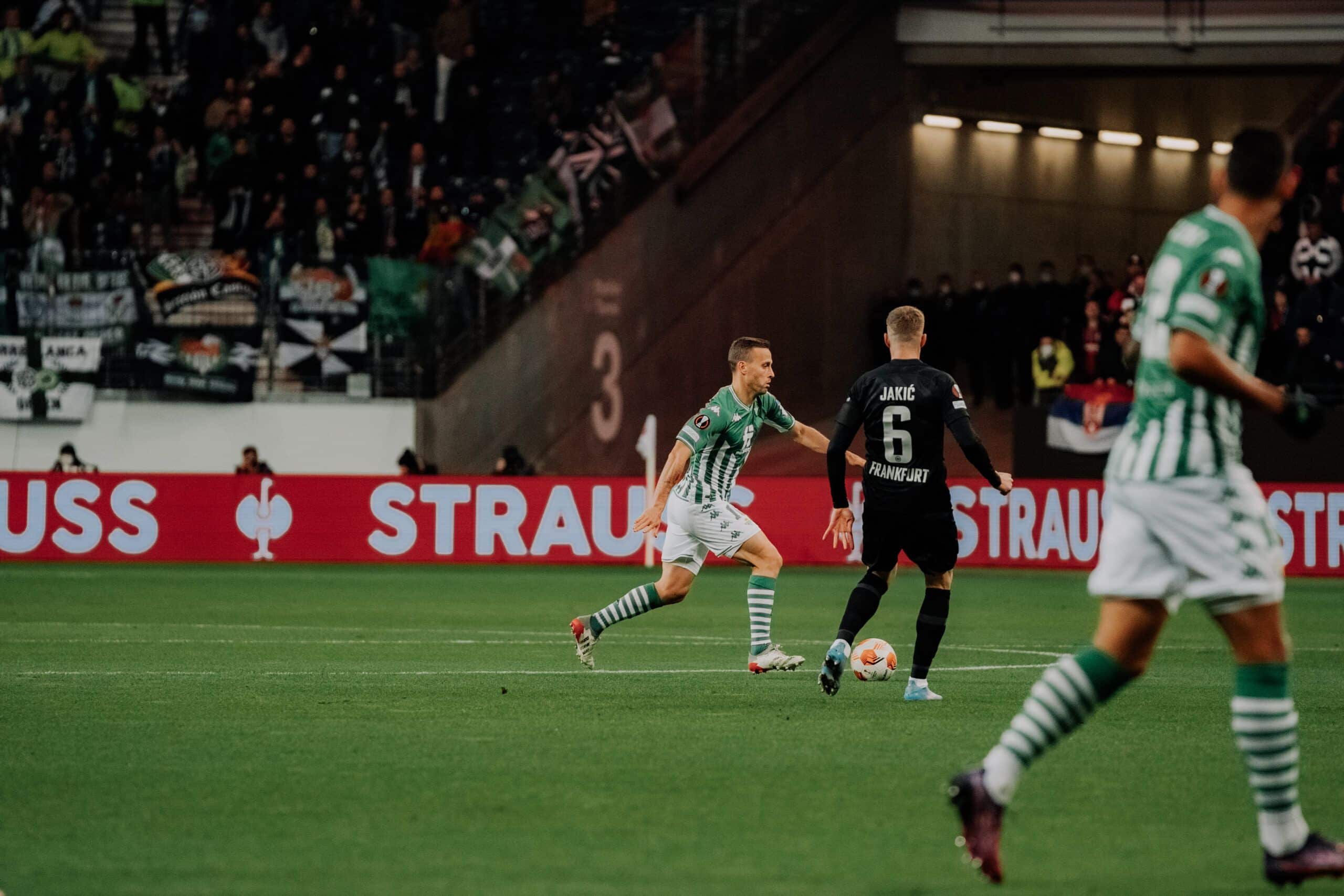 Sergio Canales con la pelota ante el Eintracht Frankfurt. Foto: @RealBetis