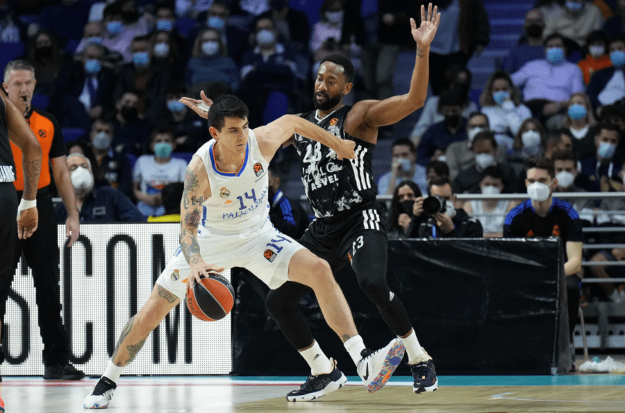 Gabriel Deck postea a David Lighty. Foto: Turkish Airlines Euroleague.