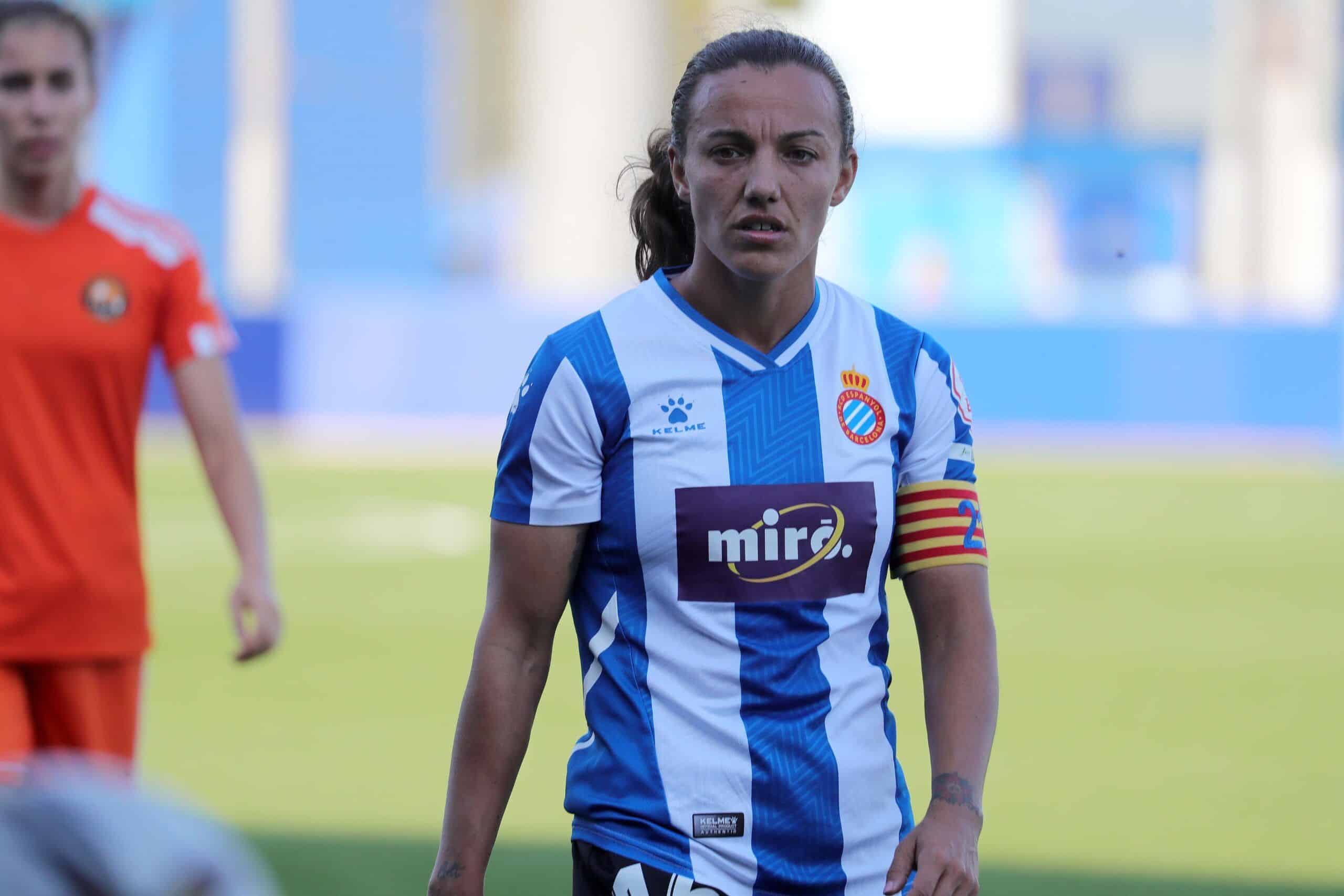 Anaïr Lomba portando el brazalete de capitana. Fuente: @RCDEFemeni