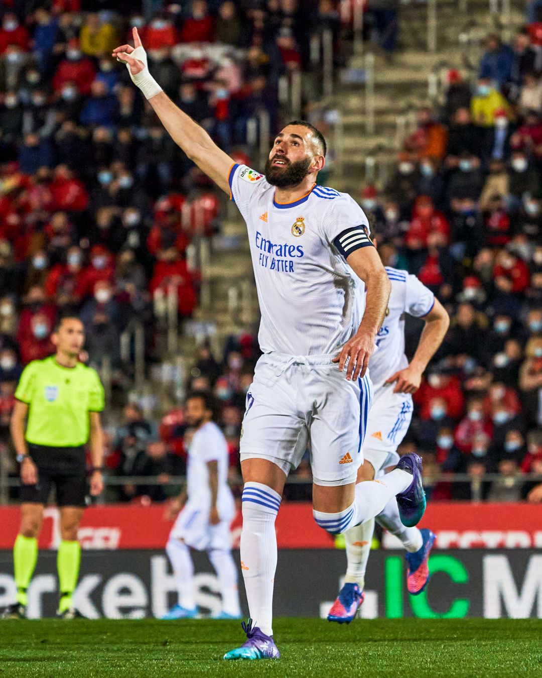 (Karim Benzema celebrando un tanto contra el RCD Mallorca / Real Madrid)