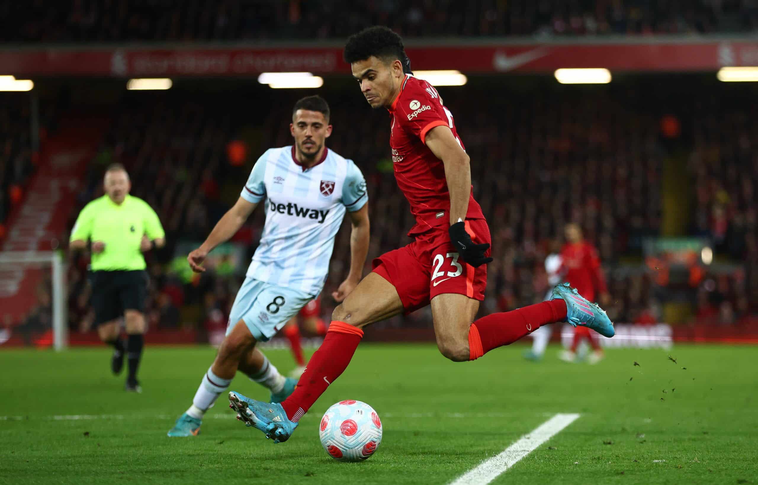 Luis Díaz rematando en el partido de hoy contra el West Ham