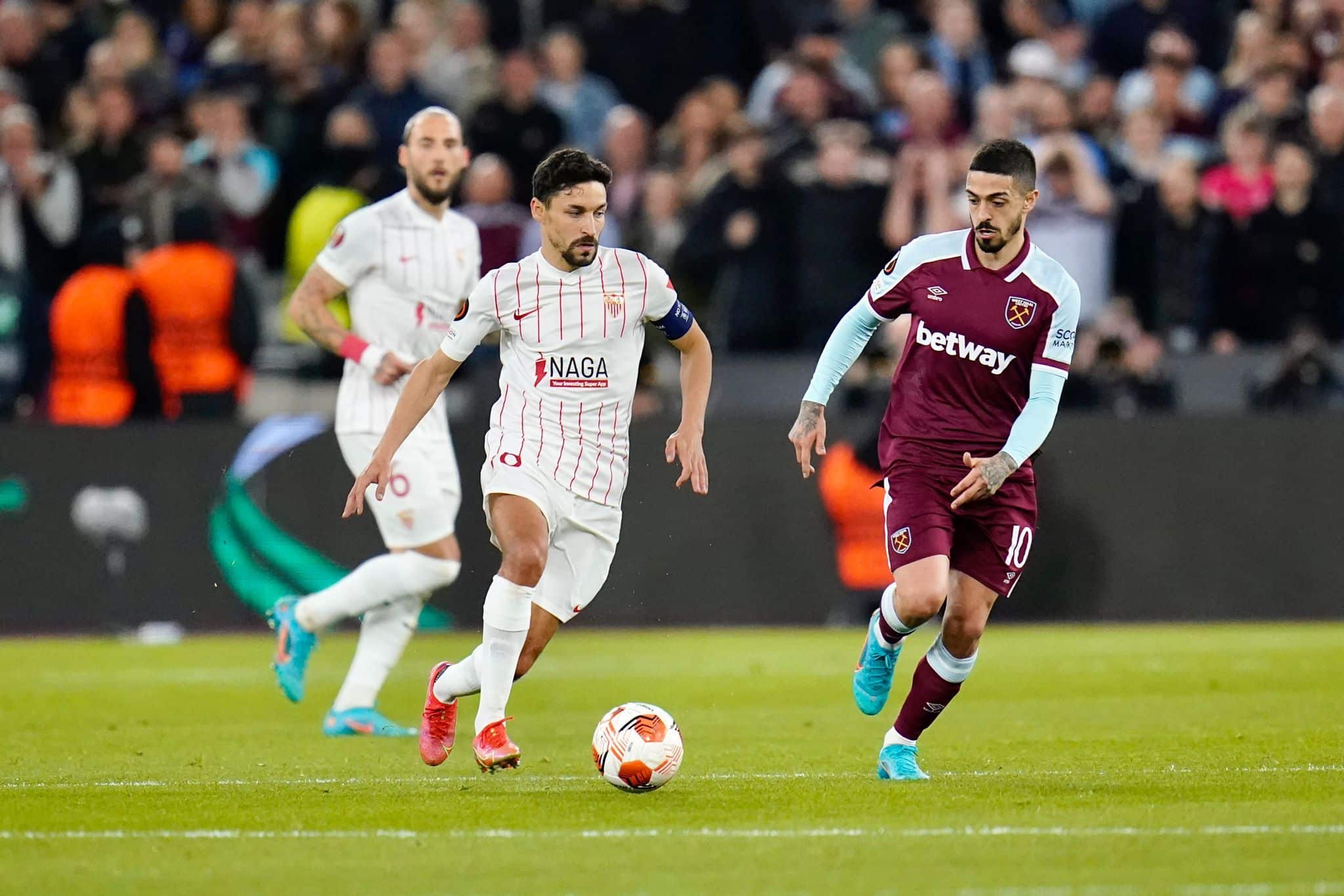 Jesús Navas partió desde el inicio haciendo las funciones de capitán durante 105 minutos. Fuente: @SevillaFC