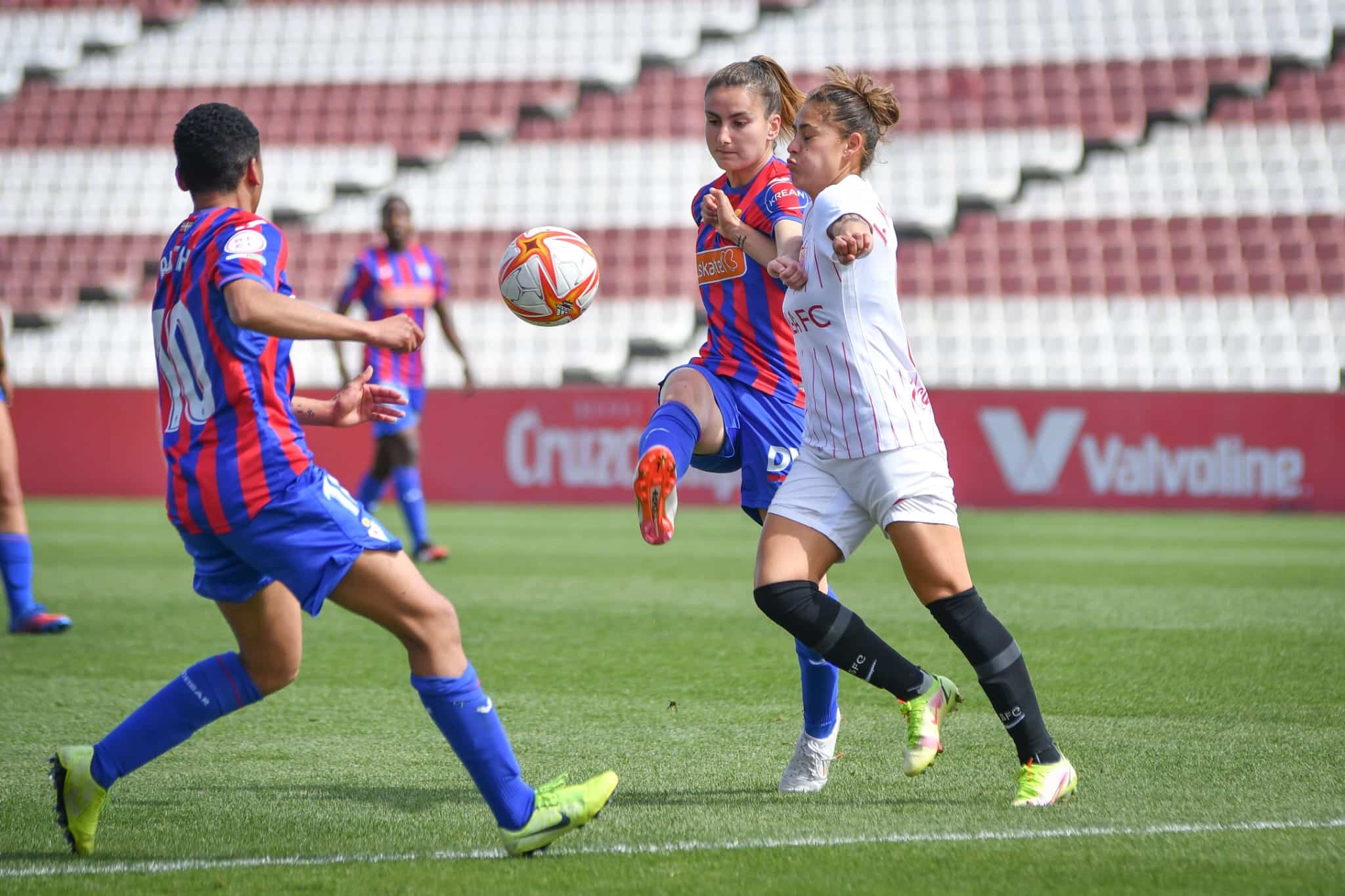 Imagen de un lance del partido. Fuente: @SevillaFC_Fem