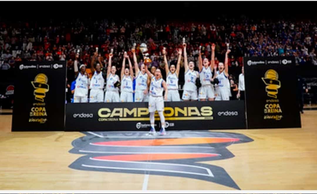 Avenida levantando el trofeo