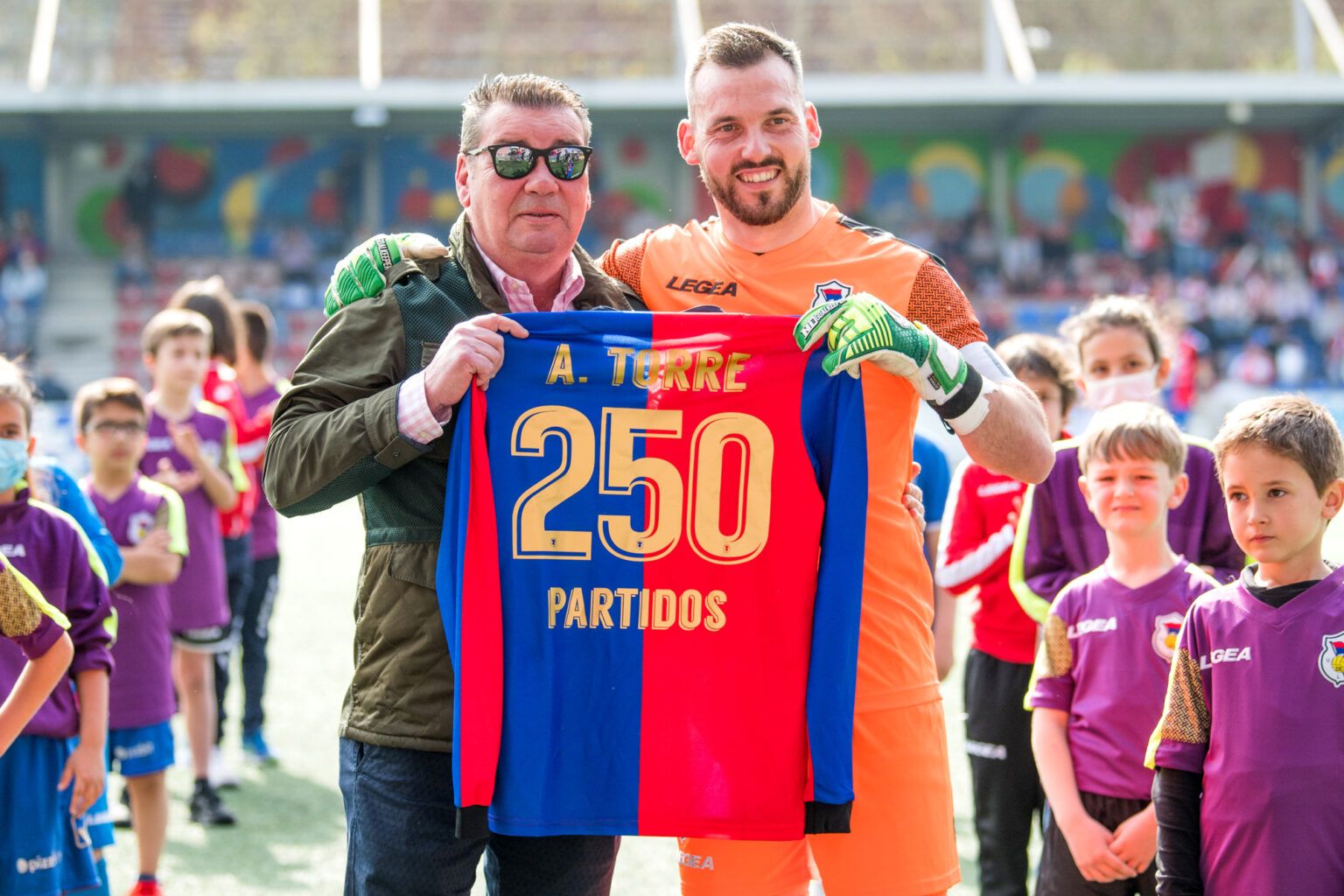 Adrián Torre con el presidente del club, Víctor Fernández Miranda