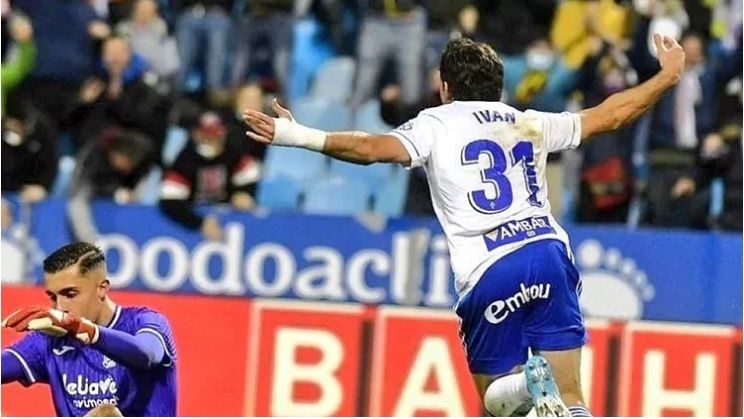 Iván Azón celebra uno de sus goles en la temporada 21/22