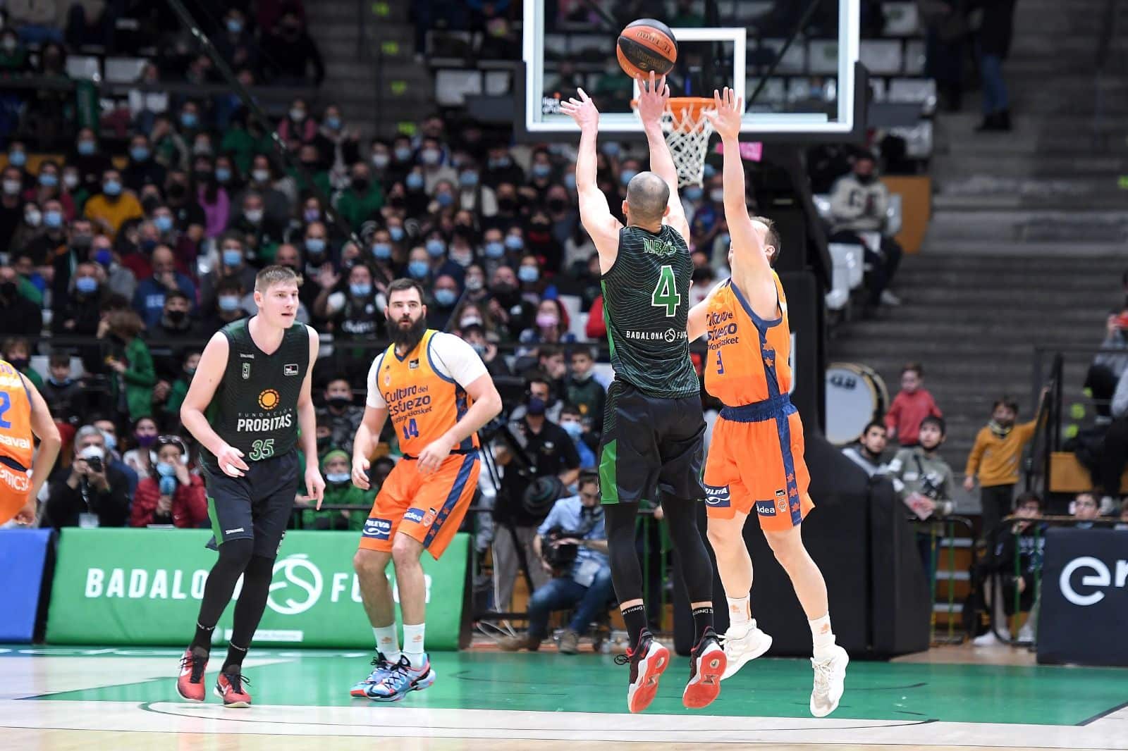 Pau Ribas fue protagonista con su acierto exterior y liderazgo. Fuente: Club Joventut Badalona.