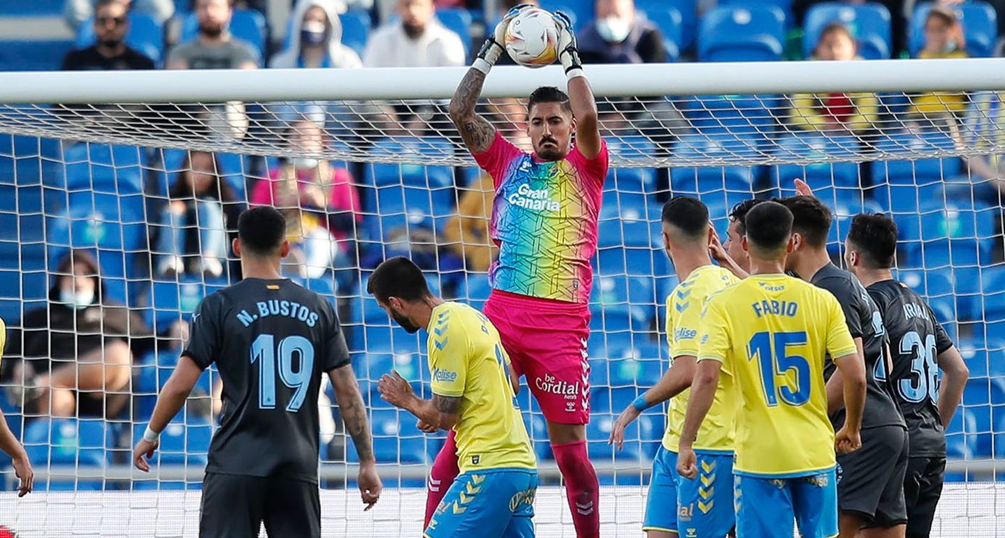 Álvaro Valles atrapa imponente un balón en el Las Palmas - Girona
