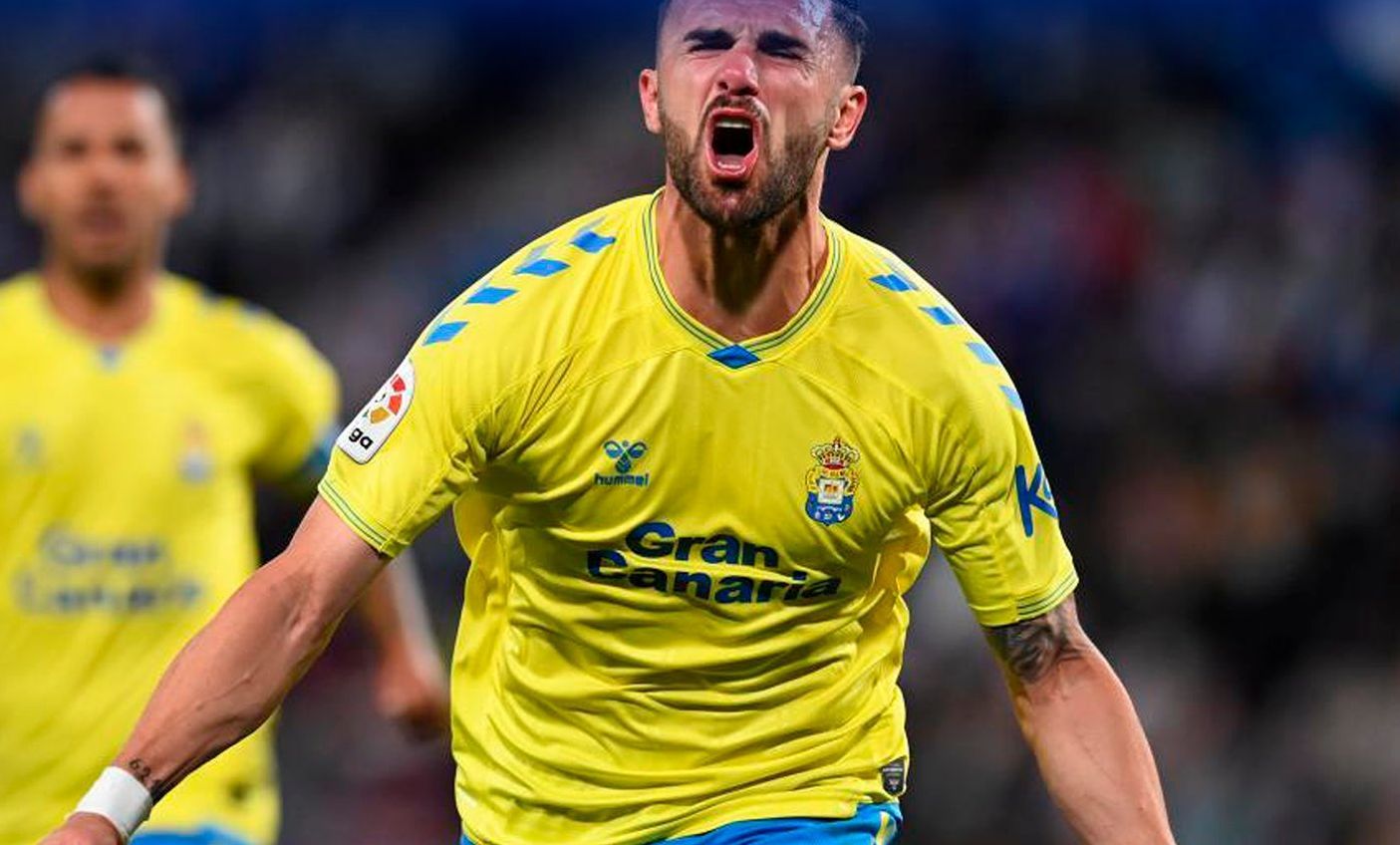 Armando Sadiku celebra un gol