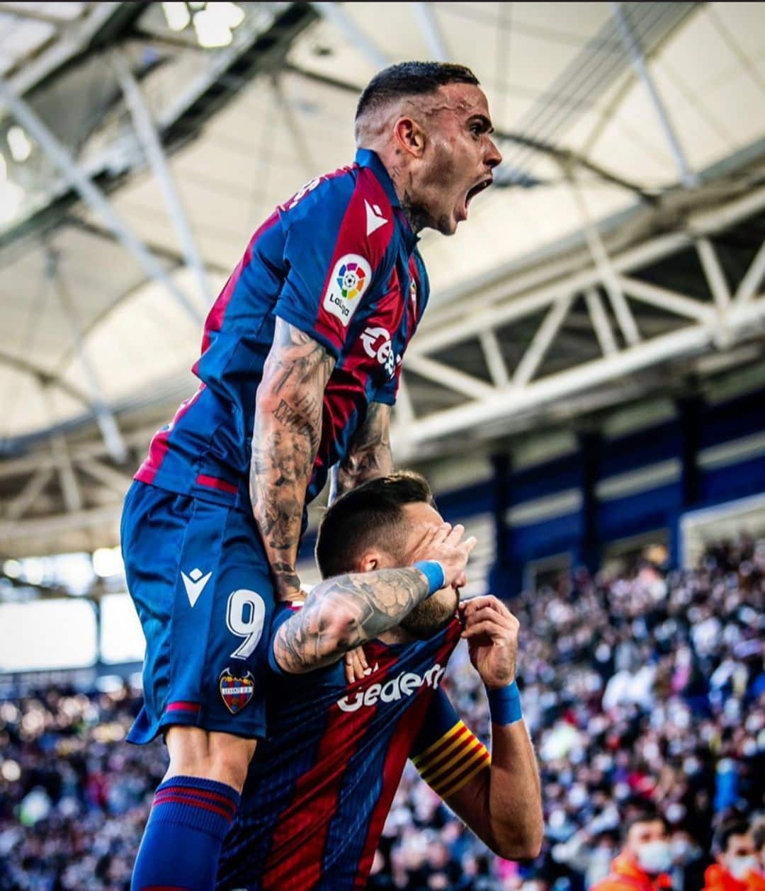 Roger y Morales celebran un gol
