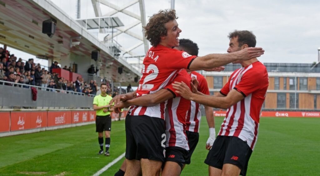 Juan Artola celebra un gol del Bilbao Athletic