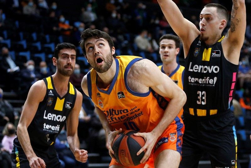 Mike Tobey ante la mirada de Joan Sastre que volvía a la Fonteta. Fuente: M.A. Polo (VBC).