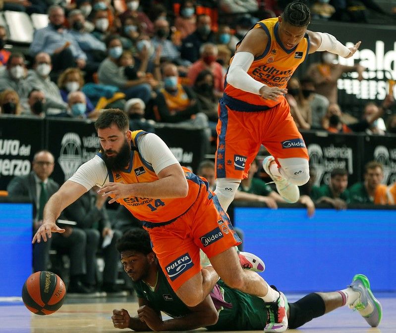 Bojan Dubljevic y Jasiel Rivero exhibiendo la intensidad del partido. Fuente: M.A. Polo (VBC).