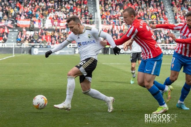Lance del juego entre Valcarce y Kravets (Foto: Burgos CF)
