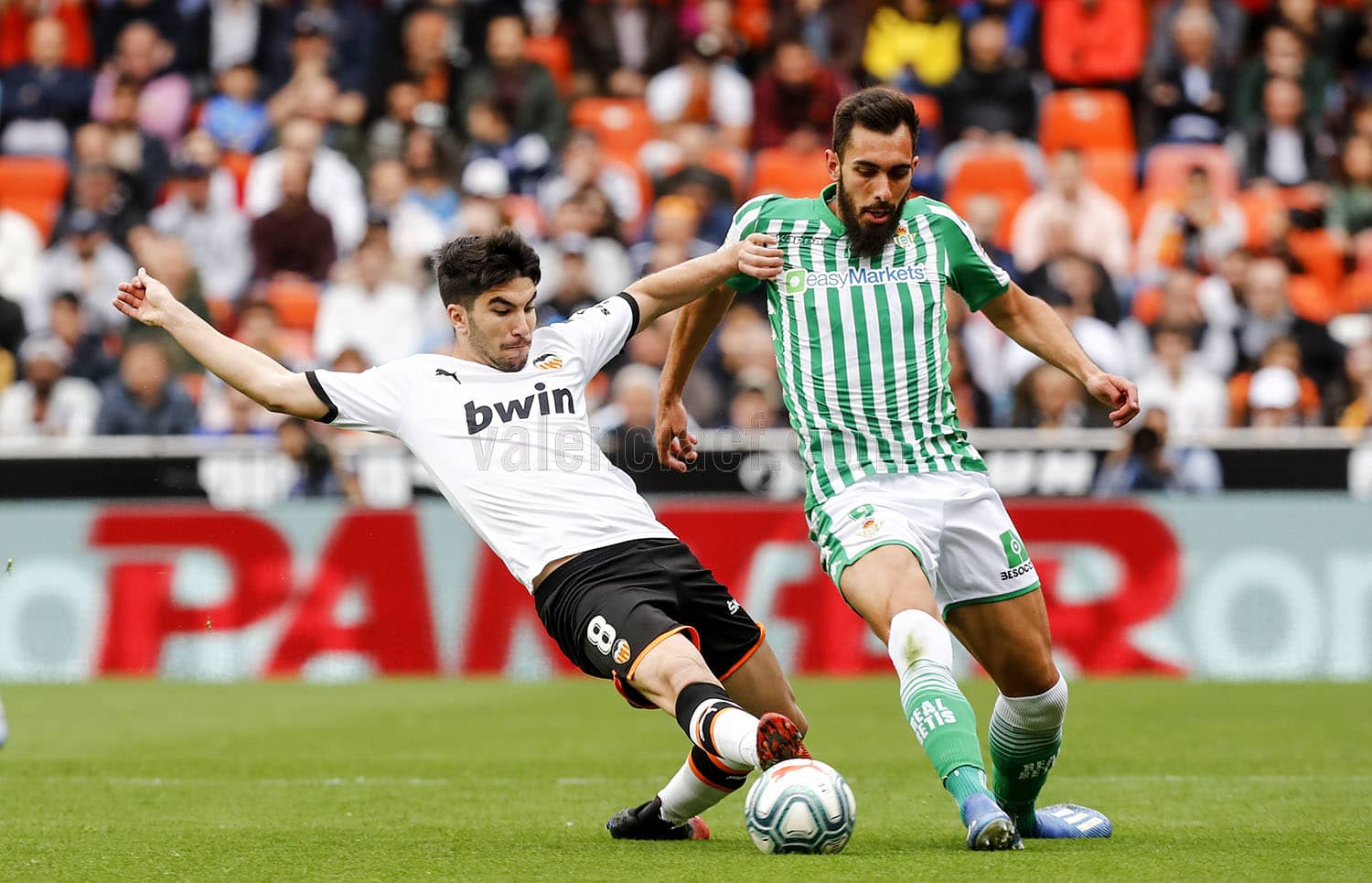 Carlos Soler y Borja Iglesias disputando un balón en el Estadio de Mestalla. Fuente: Valencia CF.