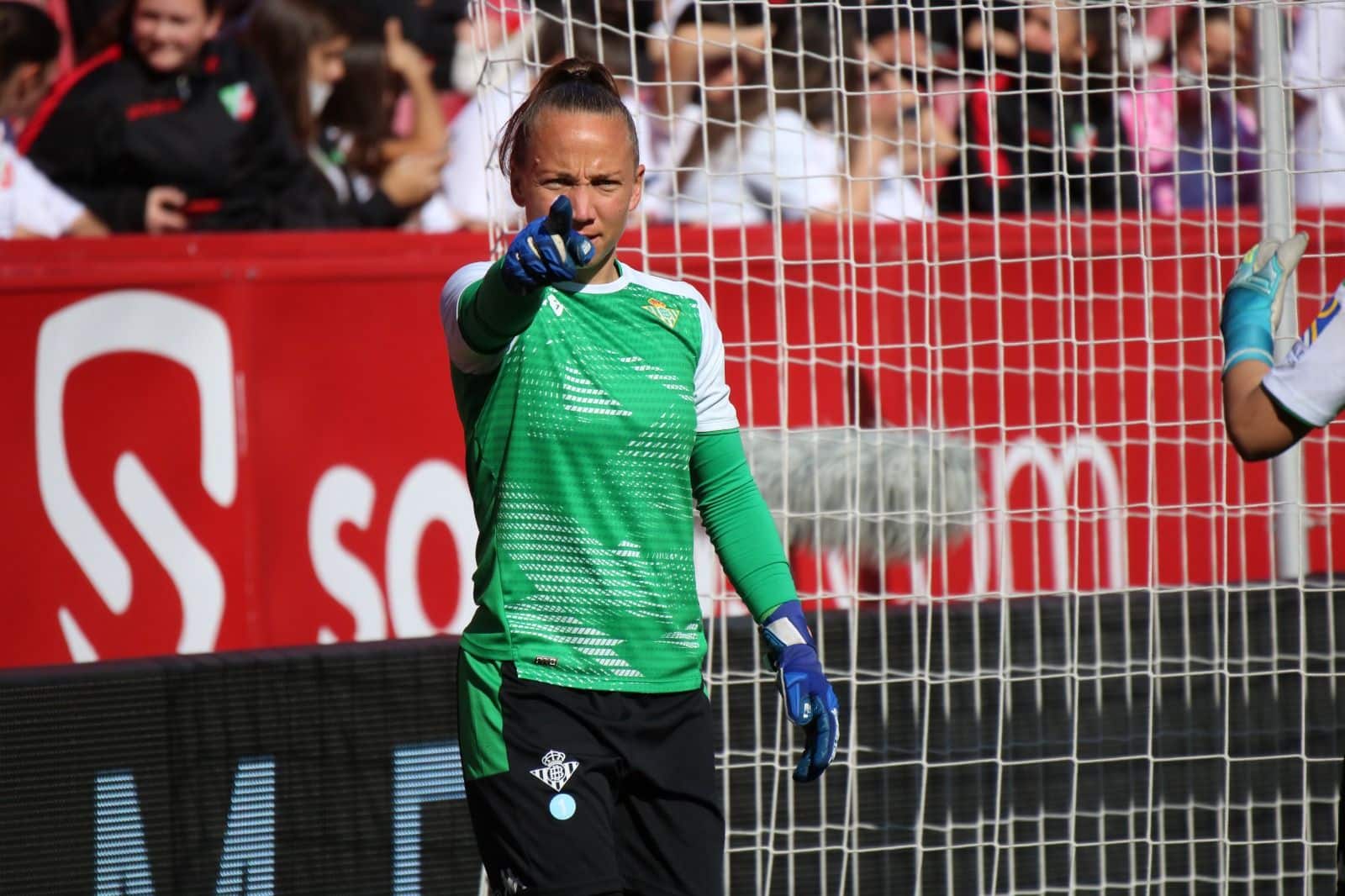 Gaelle Thalmann en el calentamiento previo al Gran Derbi. Fuente: @RealBetisFem