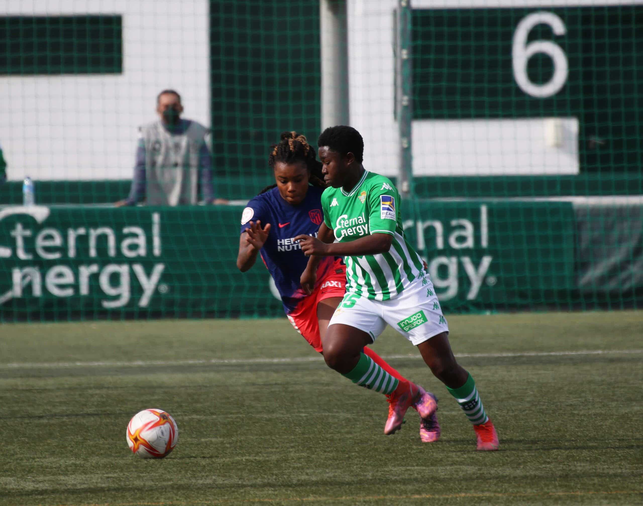 Imagen de un lance del juego del partido. Fuente: @RealBetisFem