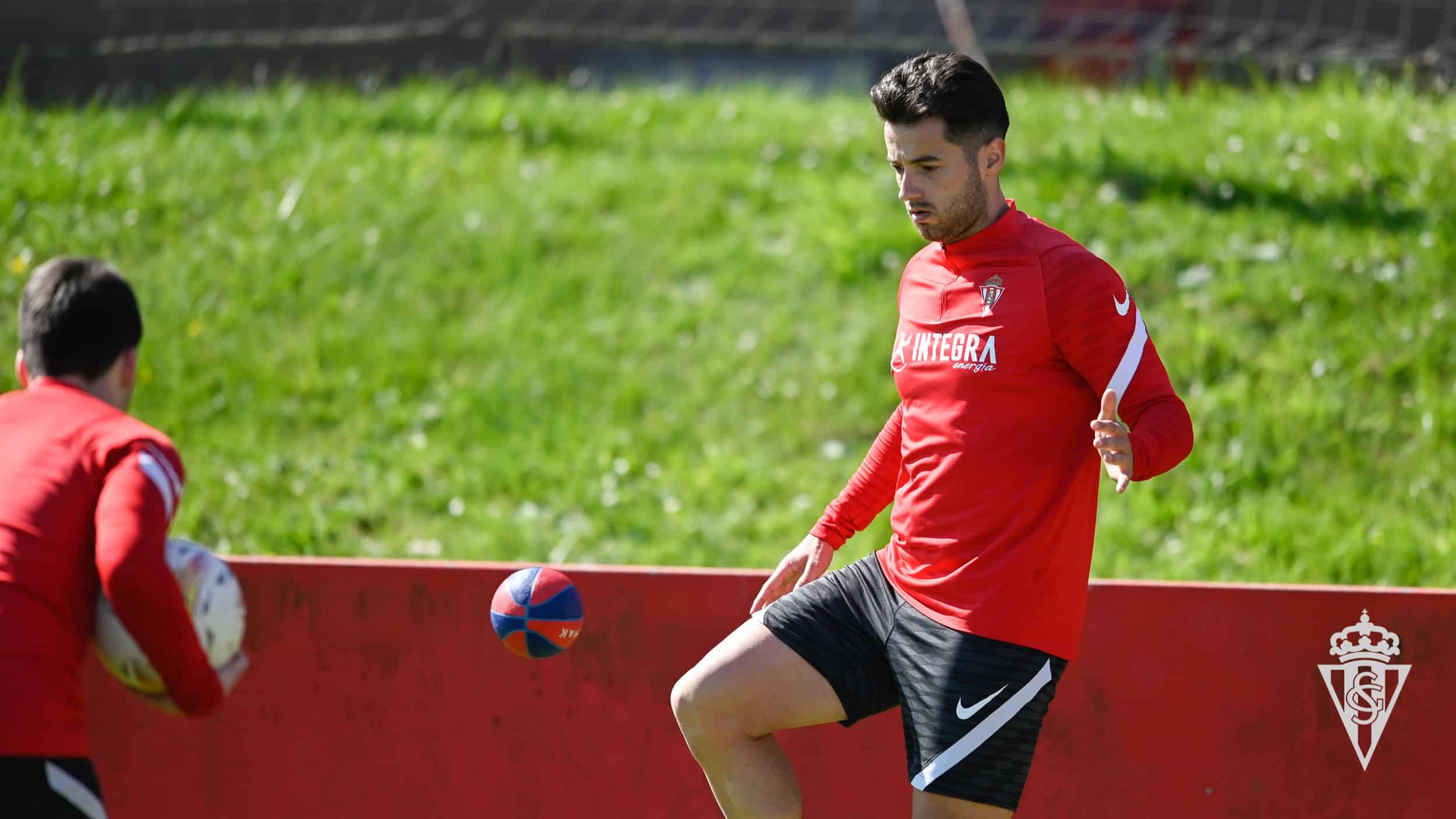 Jony durante un entrenamiento la pasada campaña (Foto; Real Sporting)