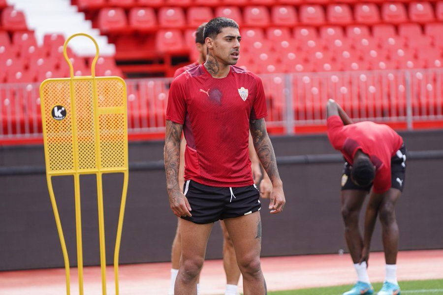 Samu Costa durante un entrenamiento (Foto: UD Almería)