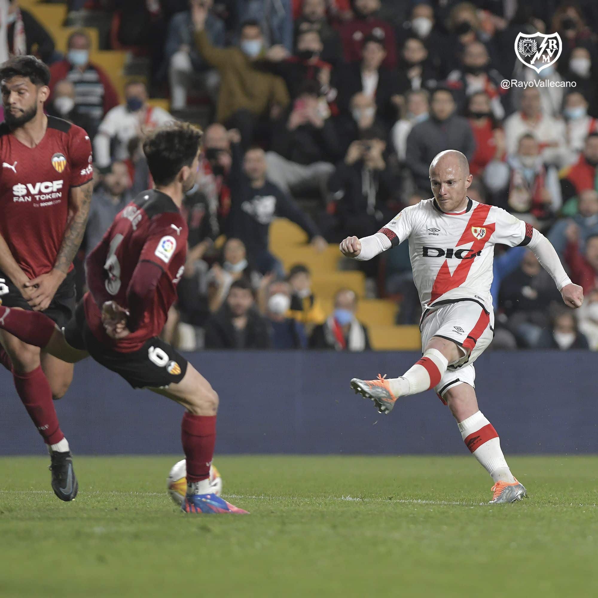 'Isi' golpea el balón en el encuentro entre Rayo y Valencia. Fuente: Rayo Vallecano