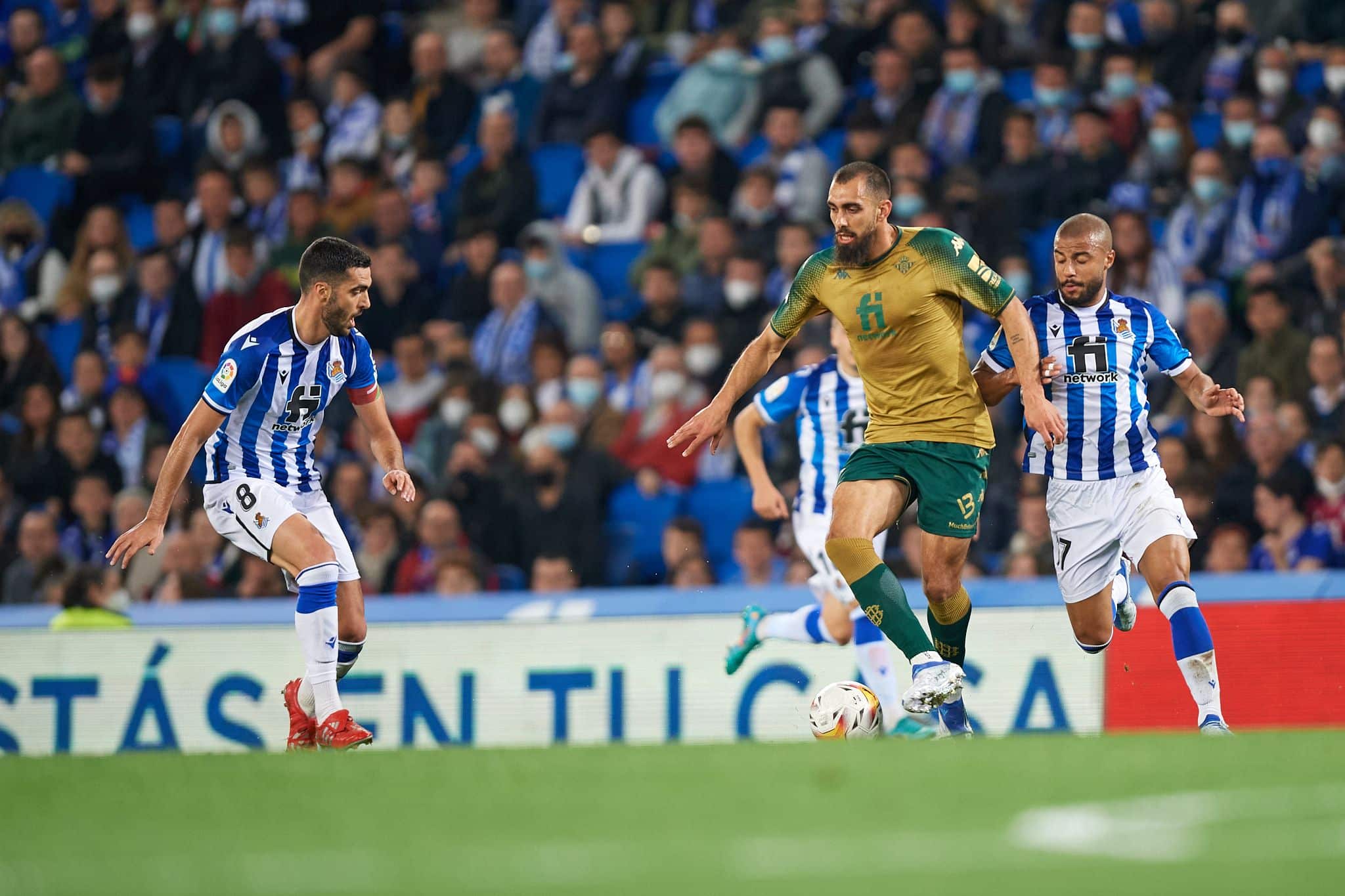 Borja Iglesias controla un balón ante la presión de sus rivales. Fuente: @RealBetis