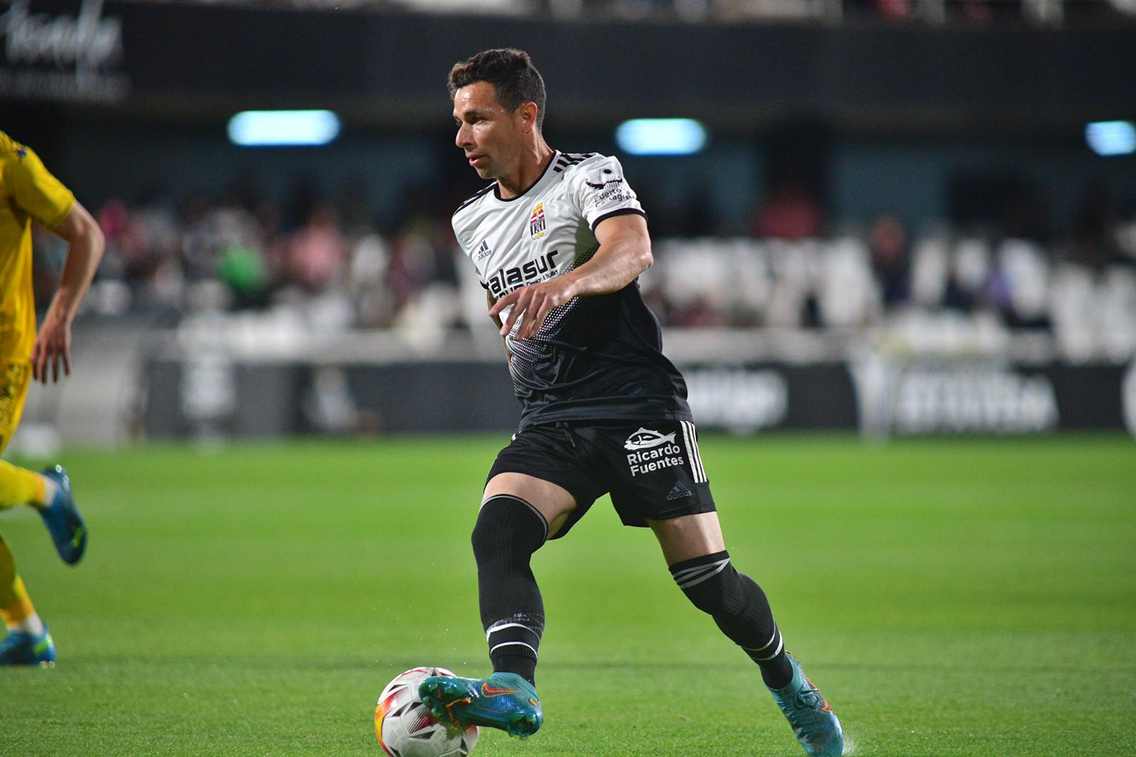 Rubén Castro controlando un balón. Fuente: @FCCartagena_efs
