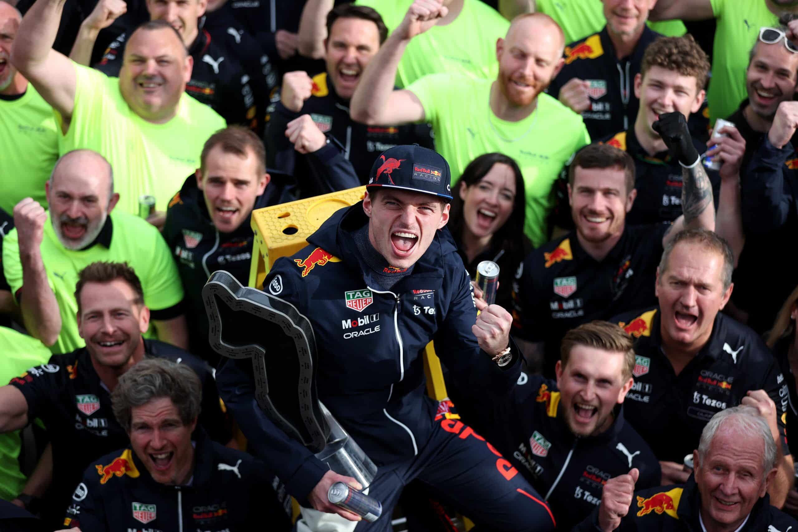 En el centro de la celebración, es como Max Verstappen ya no deja de estar. Foto, @F1.