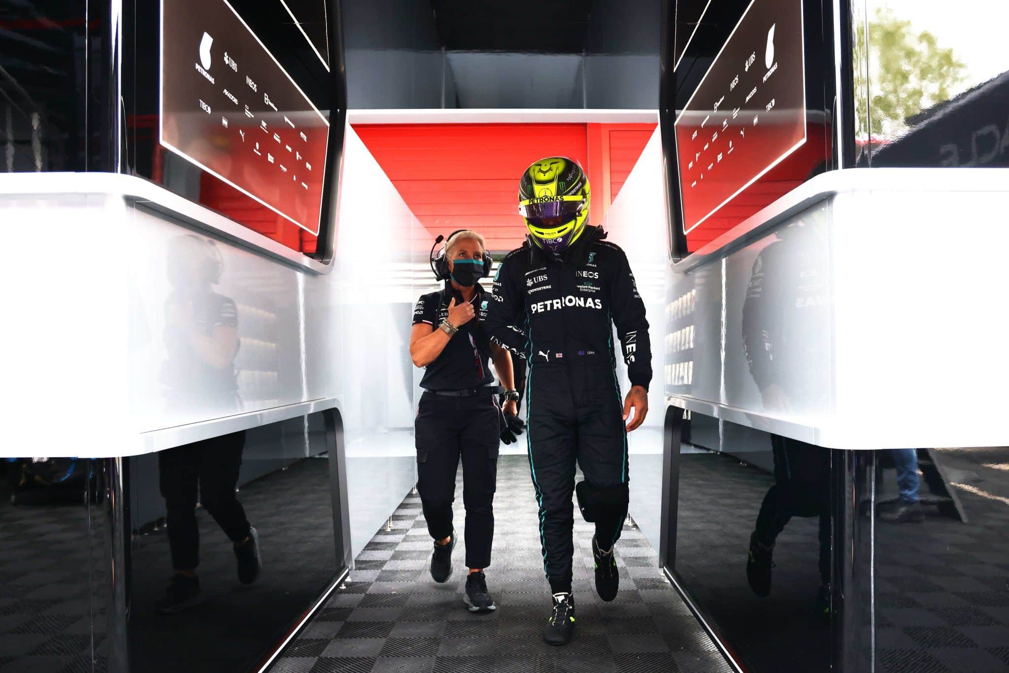 Lewis Hamilton, cabizbajo tras la carrera al sprint de Imola. Foto: @MercedesAMGF1