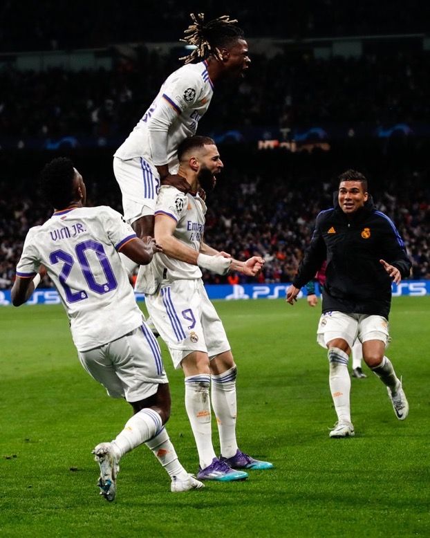 Los jugadores del Real Madrid celebran el 2-3.