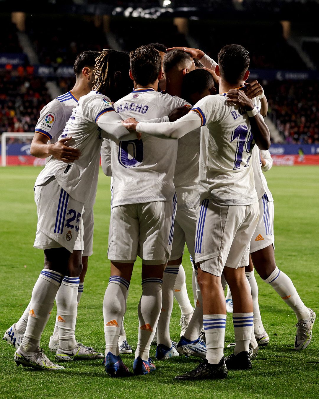 El equipo blanco celebrando uno de los tantos del encuentro.