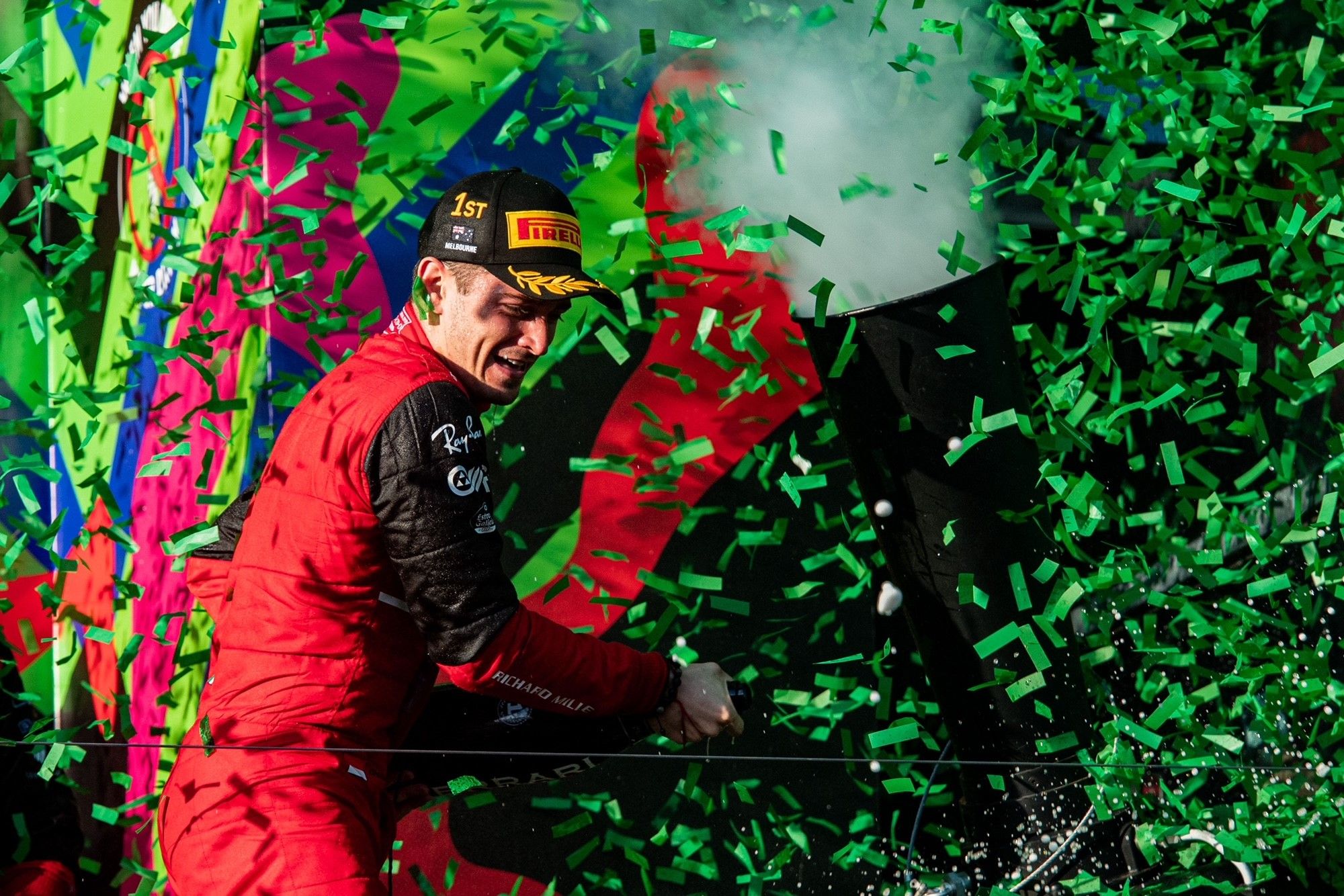Charles Leclerc celebra su victoria en el podio de Albert Park. Foto: @ScuderiaFerrari.