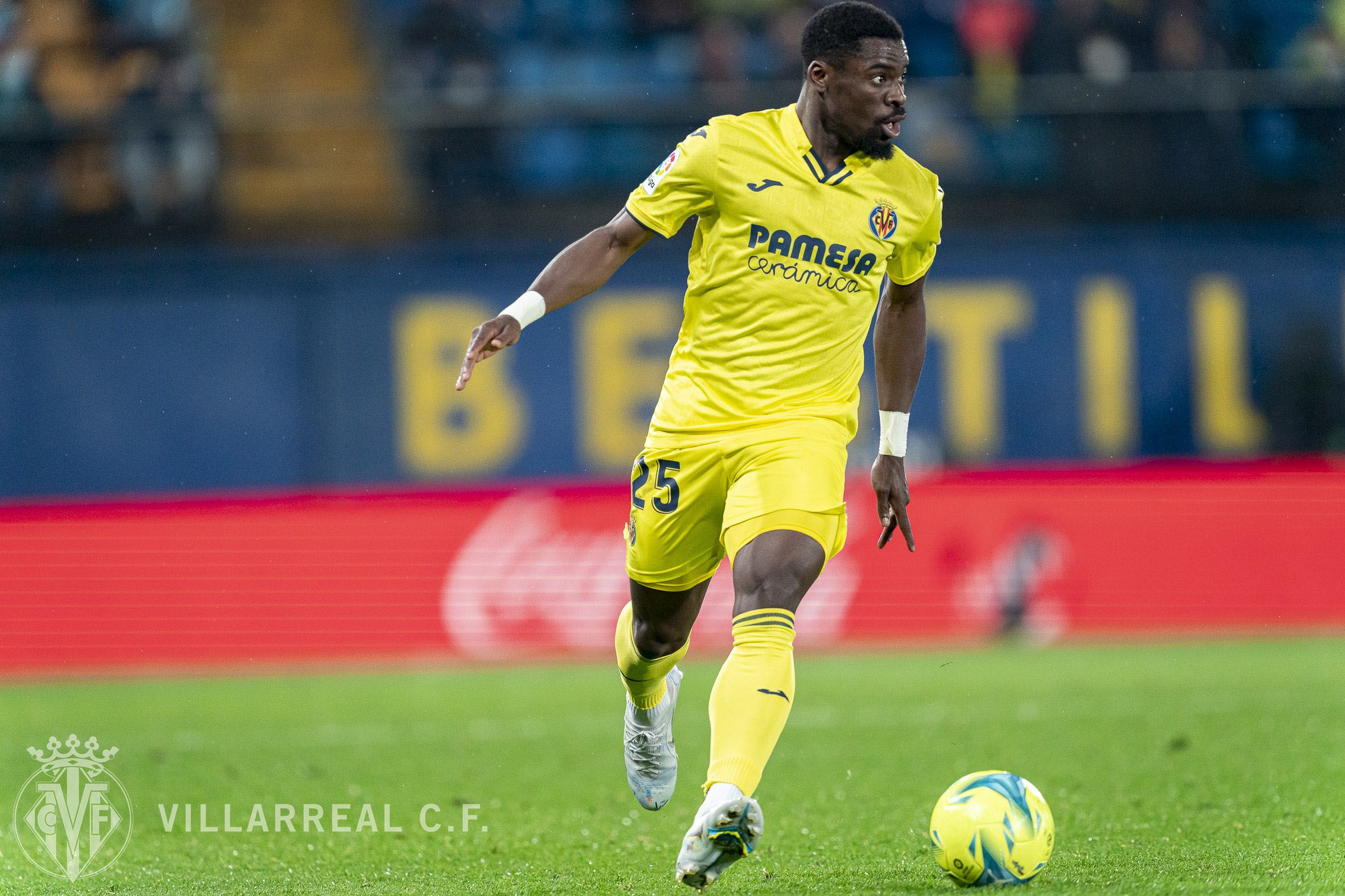 Serge Aurier durante un partido (Foto: Villarreal CF)