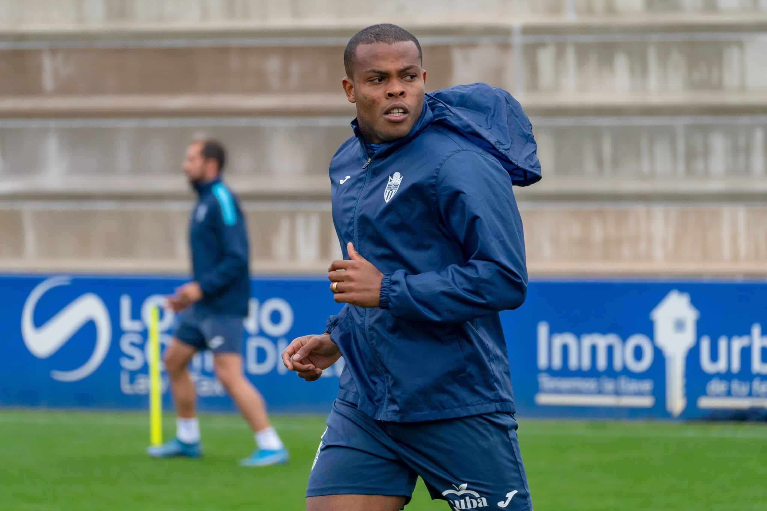 VINICIUS TANQUE durante un entrenamiento (Foto: Atlético Baleares)