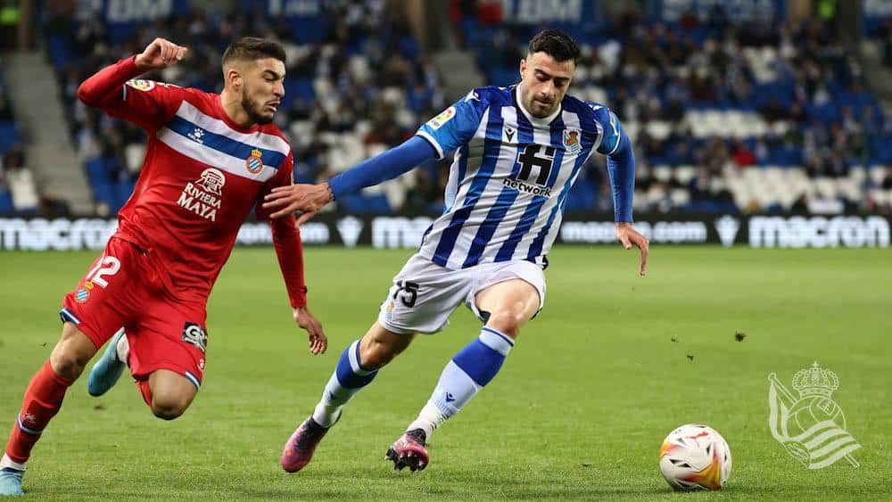 Diego Rico conduciendo un balón en un partido frente al Espanyol