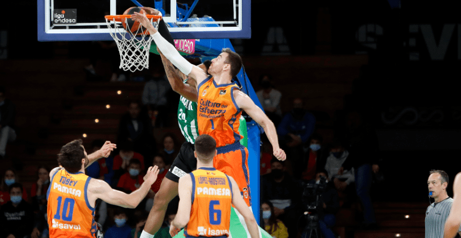Jacob Wiley imponiéndose a la defensa taronja. Fuente: F. Ruso (ACB)