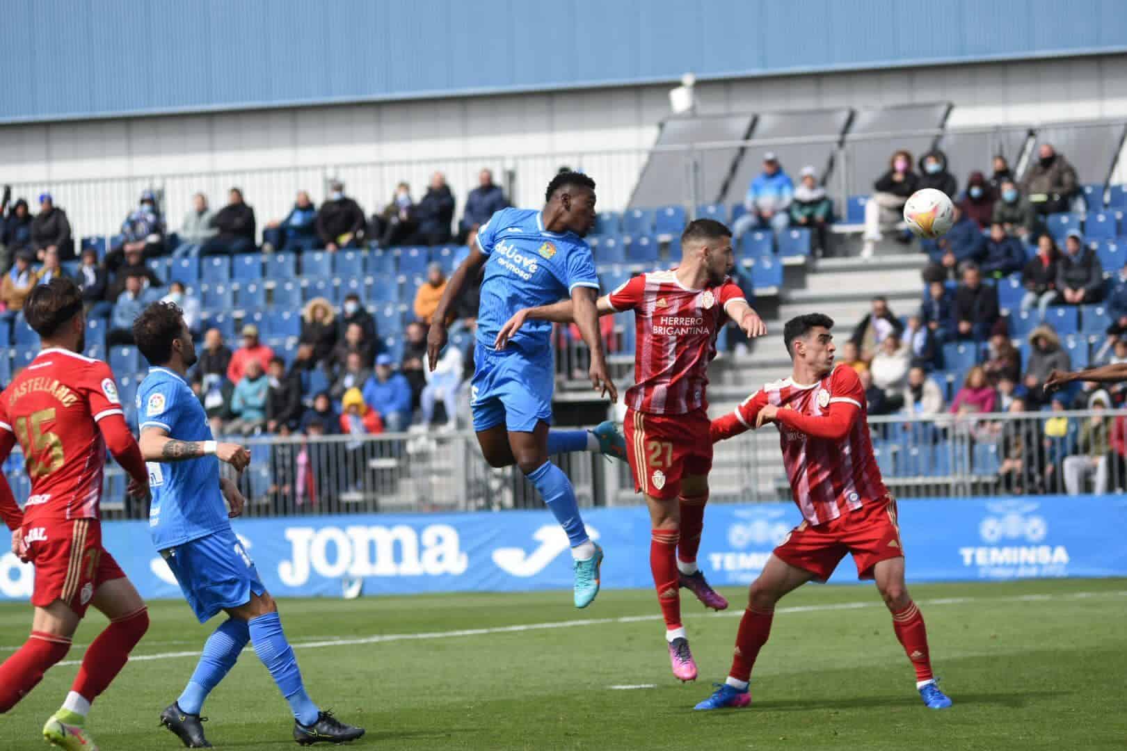 Mohamed Bouldini cabecea en una acción en un partido del Fuenlabrada