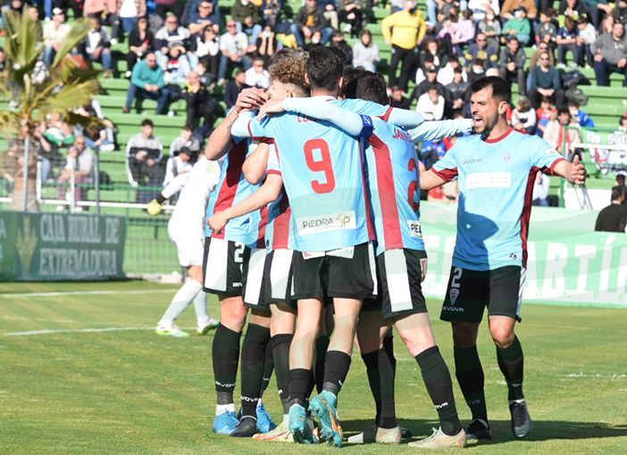 Jugadores del Córdoba celebran uno de sus goles en Cáceres
