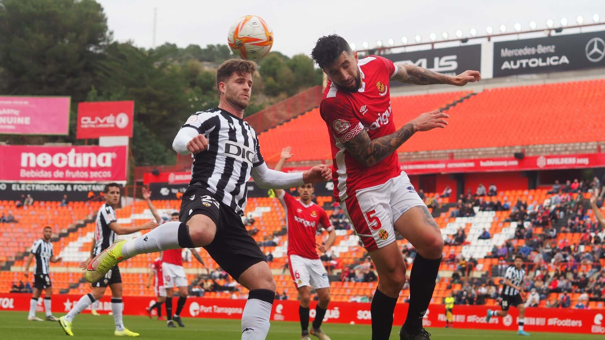 Marc Trilles despeja un balón ante Mario Barco | Foto: @cdcastellon