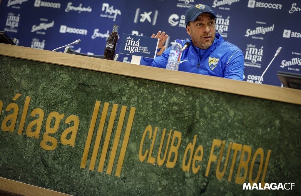 Pablo Guede durante una rueda de prensa (Foto: Málaga CF)