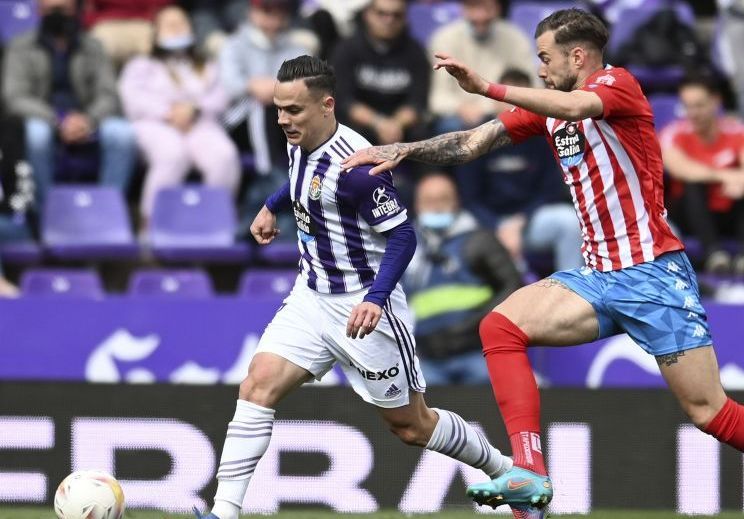 Roque Mesa conduce ante Xavi Torres en un Valladolid-Lugo