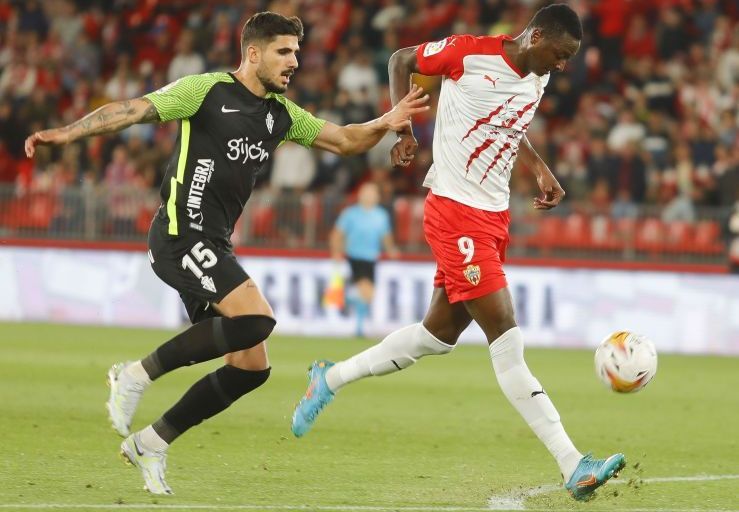 Sadiq controla un balón ante Berrocal en un Almería-Sporting