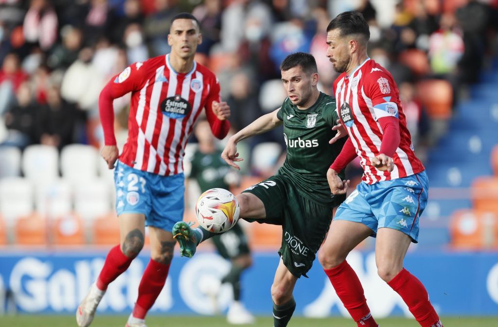 Sergi Palencia disputa un balón con Xavi Torres en un Lugo-Leganés