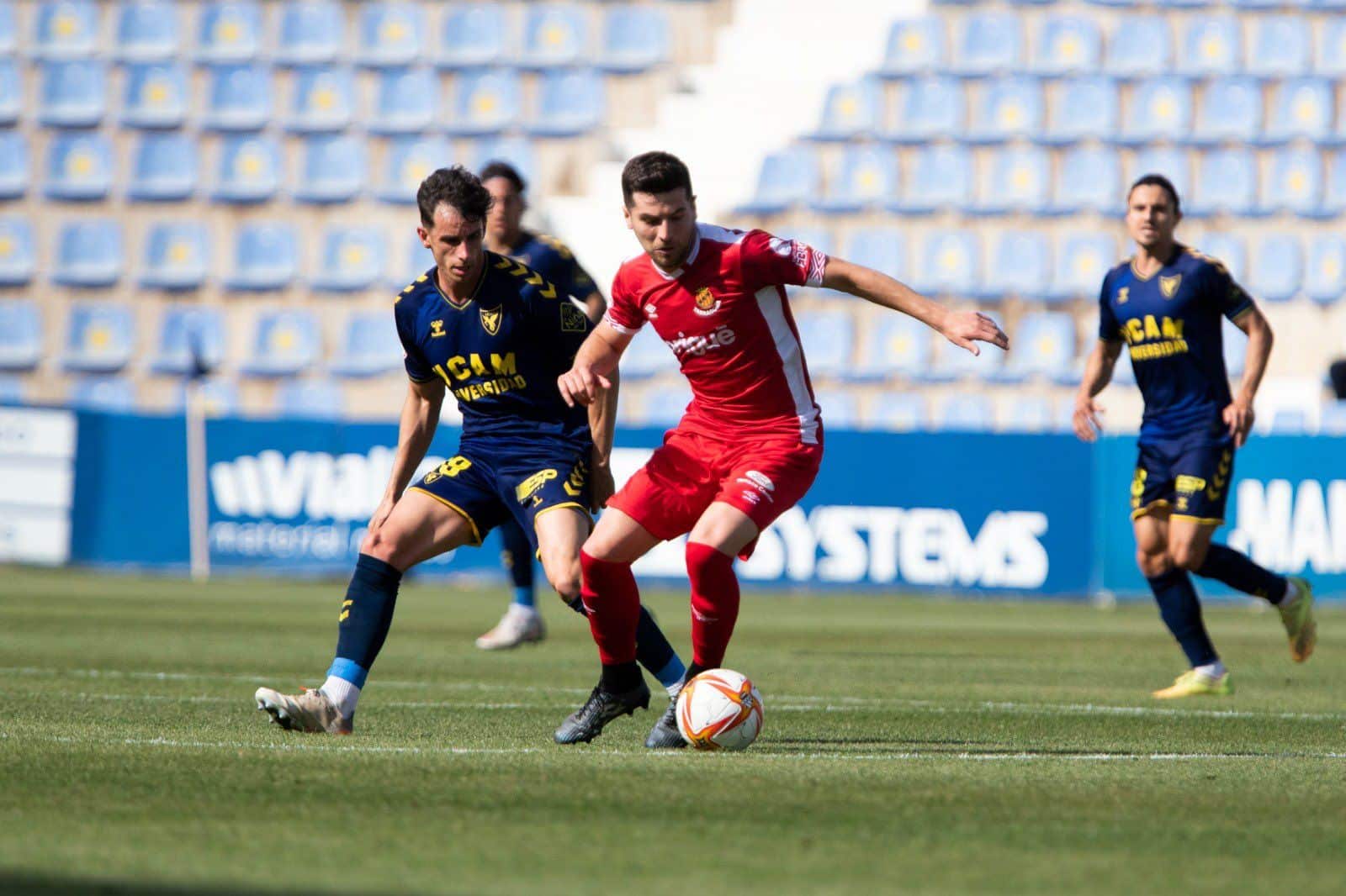 Armando y Javi Bonilla se disputan un balón | Fuente: @NASTICTARRAGONA