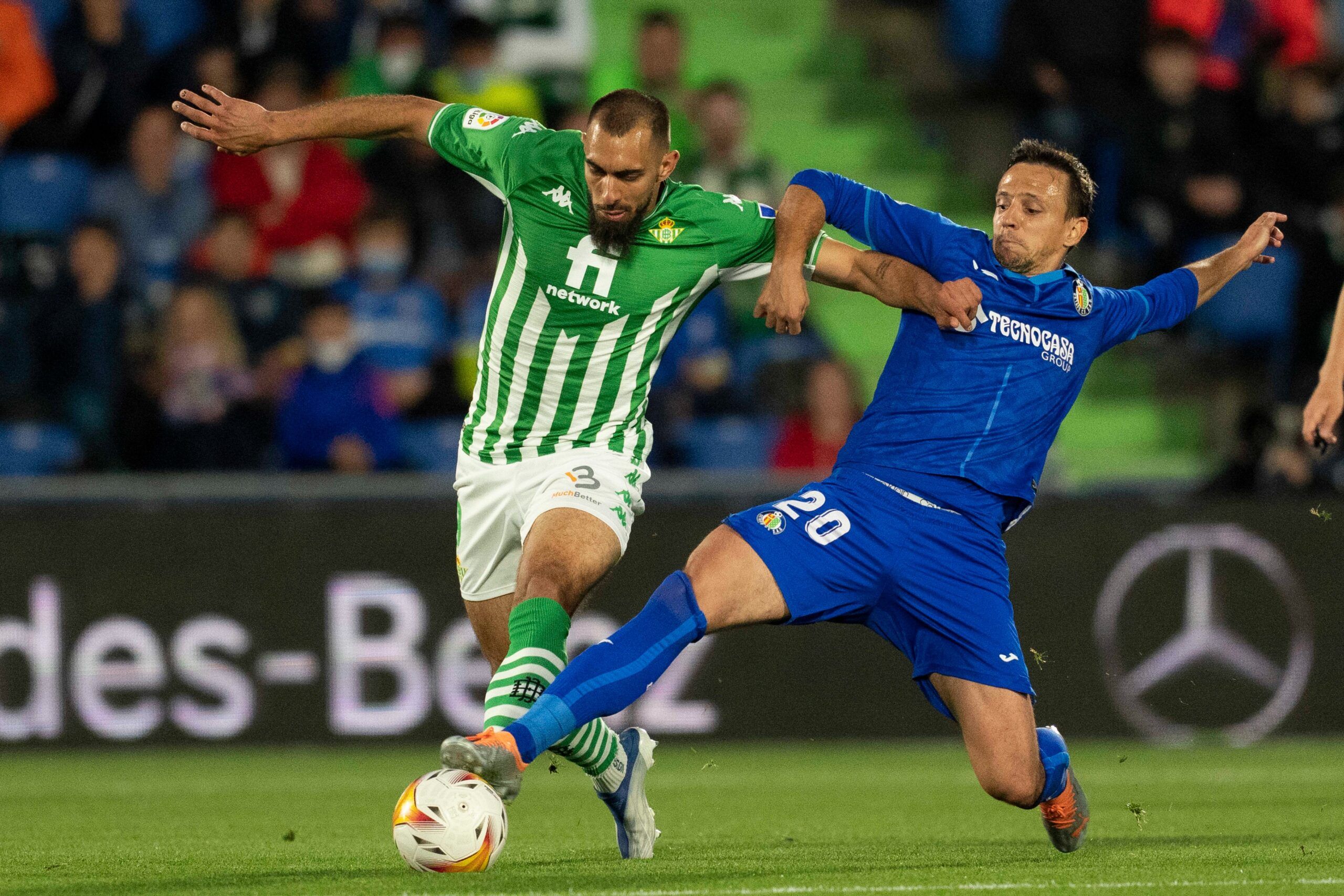 Maksimovic y Borja Iglesias en una jugada del partido. / @RealBetis