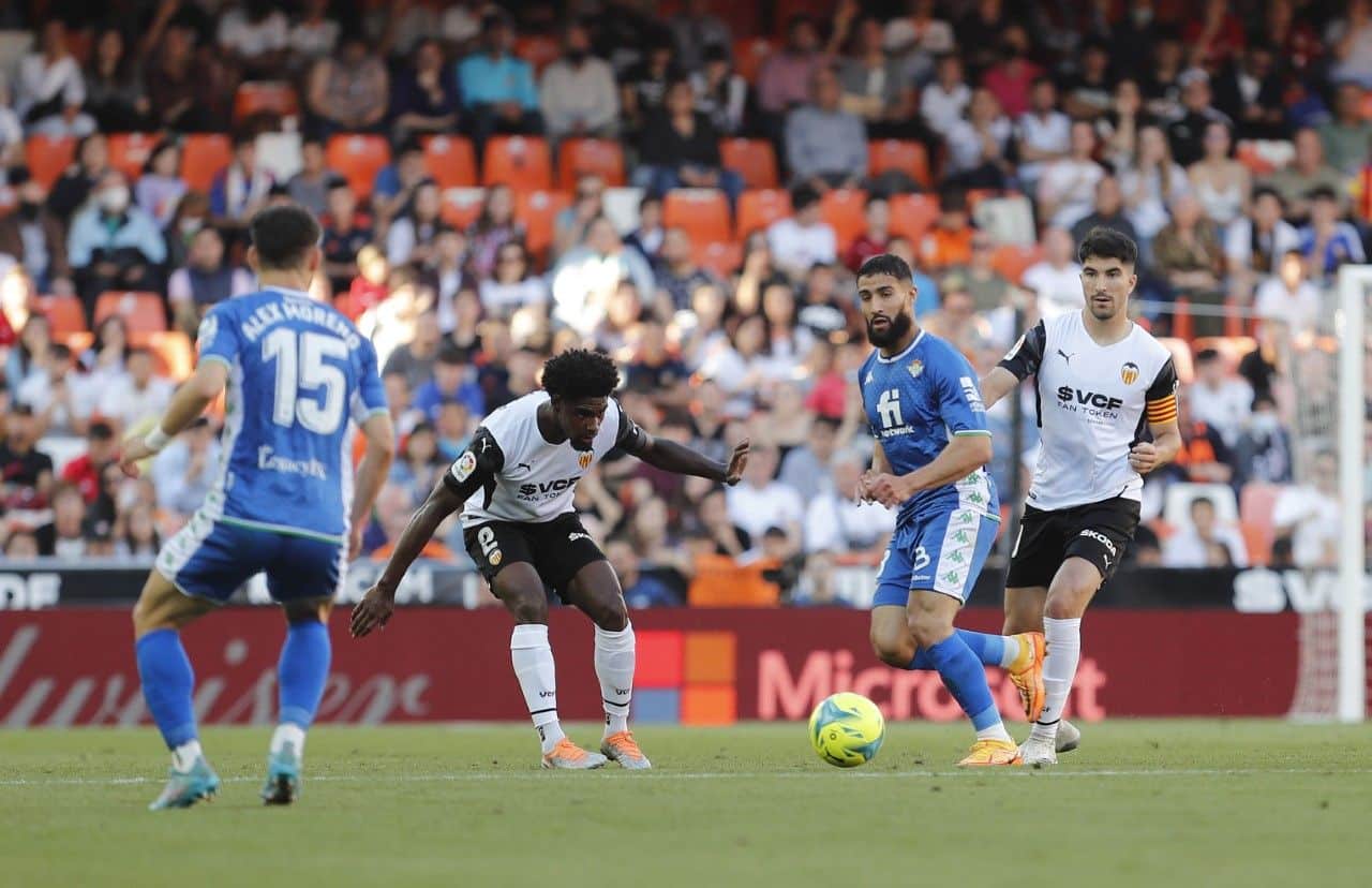 Jugadores de ambos conjuntos en el partido disputado en Mestalla. / Imagen vía @RealBetis