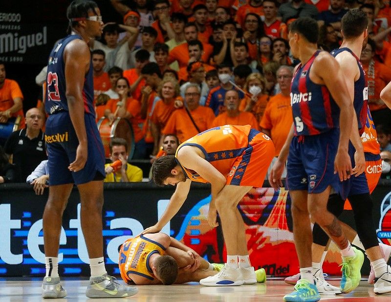 Martin Hermannsson no acabó el partido tras sufrir un mal apoyo en su rodilla izquierda. Fuente: M.A. Polo (VBC).