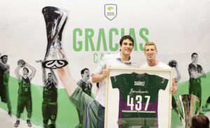 Alberto Díaz otorga camiseta de 437 partidos a Carlos Suárez