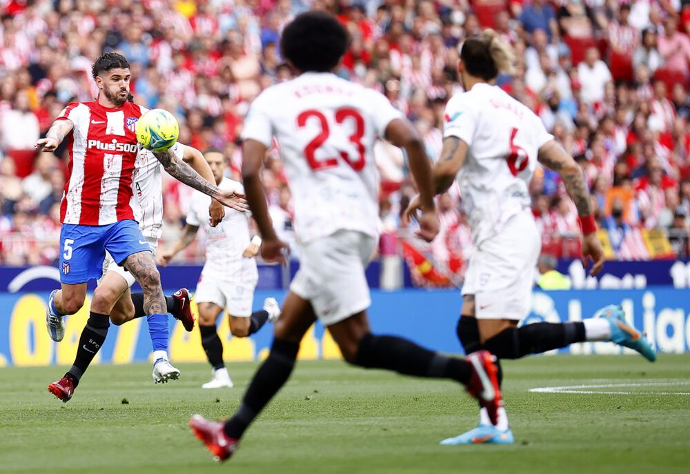 Rodrigo de Paul disputando el balón. Vía por:@Atleti