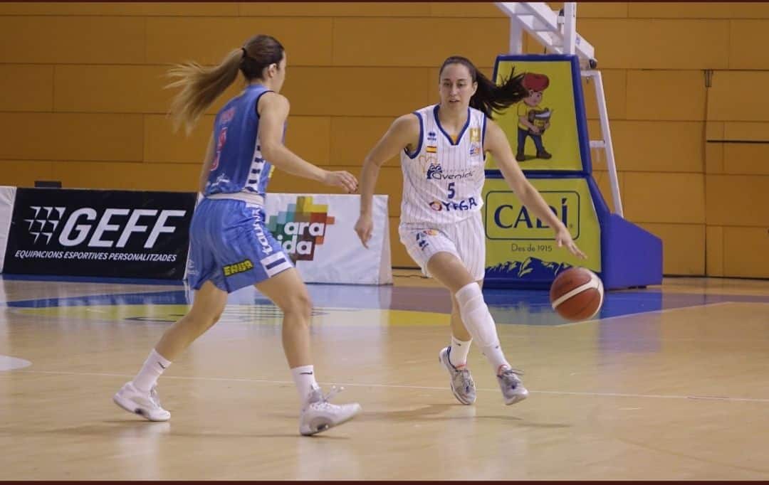 Maite Cazorla botando ante la defensa de Laura Peña